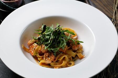 Фетучини с креветками и руколой