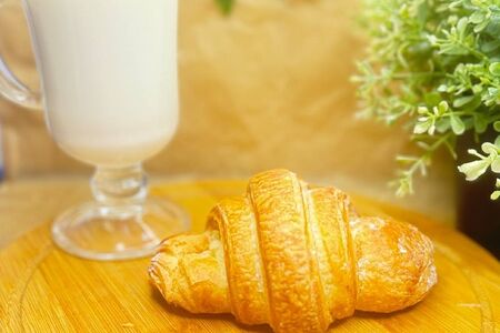 Круассан с заварным кремом