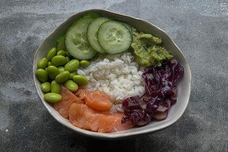 Рис с лососем, гуакамоле, эдамаме