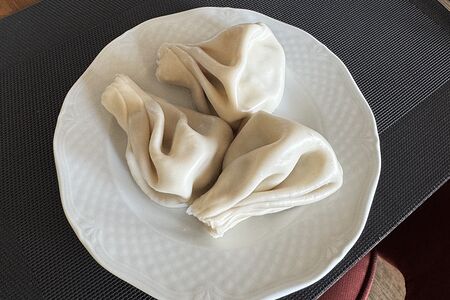 Хинкали с говядиной, свининой и зеленью 