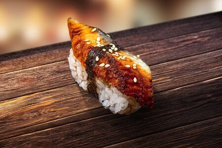 Суши с угрем