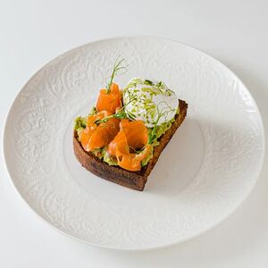 Брускетта с авокадо и лососем