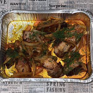 Жаркое из свиных рёбрышек с луком и красным соусом