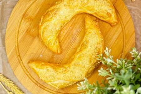 Рогалик с грушей и штрейзелем