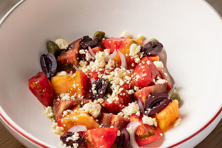 Салат из томатов, брынзы и каперсов