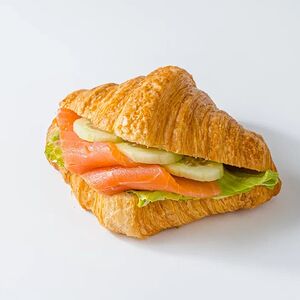 Круассан с форелью и авокадо 
