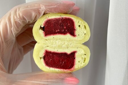 Японский десерт моти "Вишня-зеленая матча"