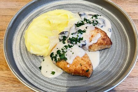 Котлеты Пожарские со сливочно-грибным соусом