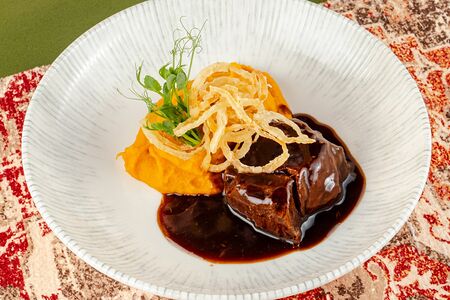 Томленые говяжьи щечки с пюре из копченого батата