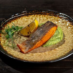 Стейк из лосося с картофельным пюре и соусом песто