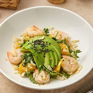 Салат с креветками, руколой и авокадо