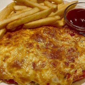 Куриное филе под сыром и помидорами с фри