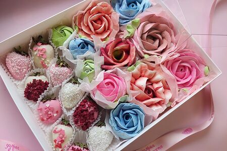 Набор с зефирными розами и клубникой в шоколаде №2