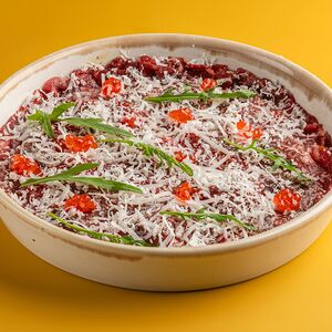 Карпаччо из говядины, соус из тунца, рукола, красная икра, пармезан