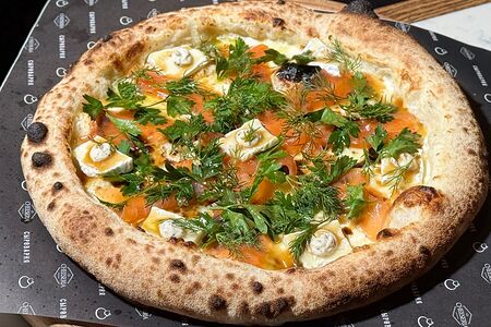 Пицца с лососем