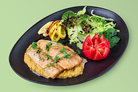 Судак на подушке из шпината