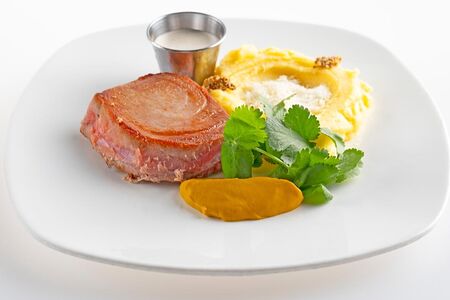 Стейк из тунца с пюре