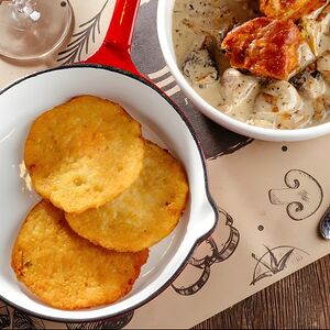 Драники с грибным соусом и томлёным ребром 