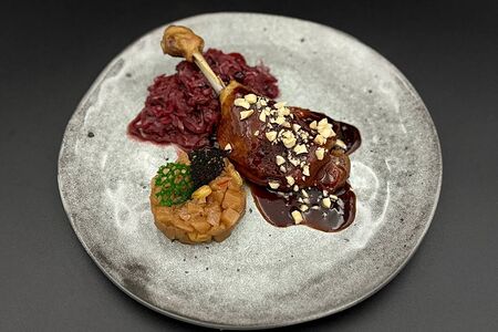 Утиная ножка конфи с красной капустой и яблочным чатни