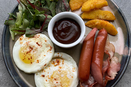 Глазунья с колбасками