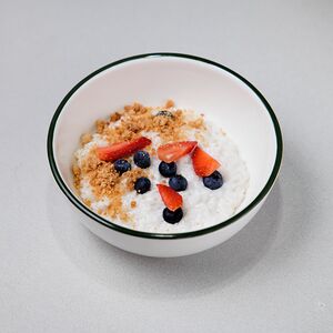 Каша рисовая с миндальным крамблом и свежими ягодами