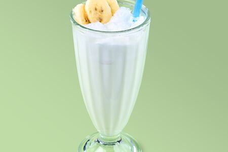 Коктейль молочный с бананом