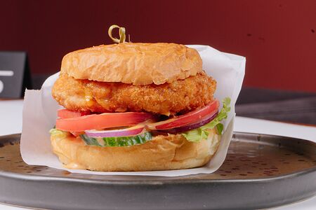 Бургер с крокетом из креветок