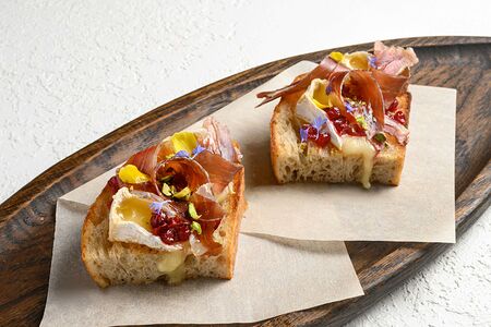 Брускетты с хамоном из утки 