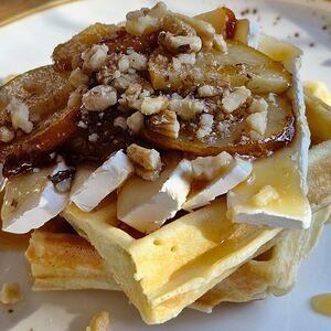Вафли с грушей и сыром бри