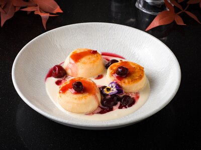 Сырники с вишней и кремом