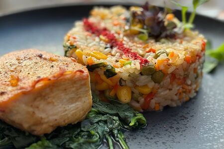 Стейк из индейки с рисом и овощами