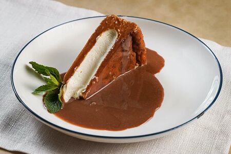 Чизкейк Сан-Себастьян с молочным шоколадом