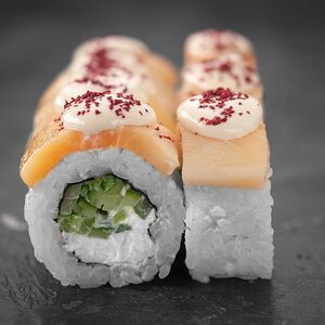 Ролл с масляной рыбой и соусом вителло