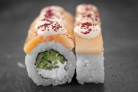 Ролл с масляной рыбой и соусом вителло