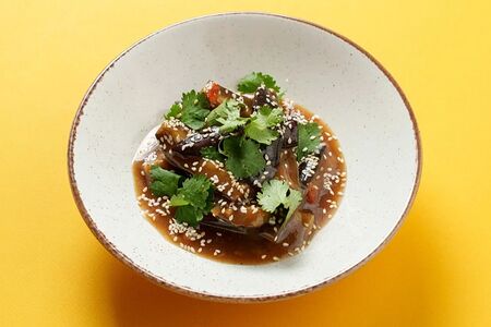 Острые баклажаны по-сычуаньски с кинзой