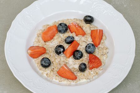 Овсянка с сезонными ягодами