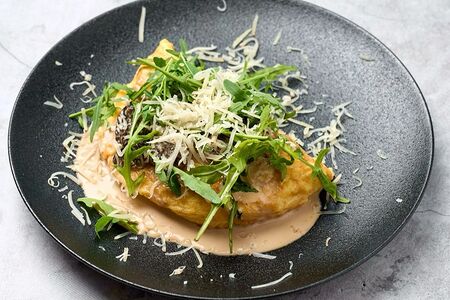 Омлет с подкопченной форелью и сморчками