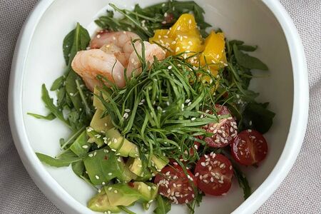 Салат с креветками и манго