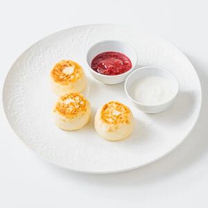 Сырники со сметаной и ягодным соусом