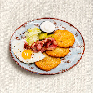 Драники с яйцом и беконом