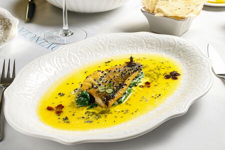Филе сибаса со шпинатом и соусом Бер Блан и икрой палтуса