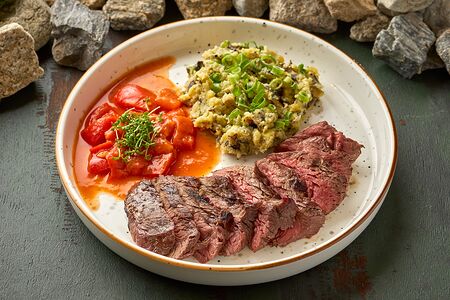 Стейк из костреца с мятым картофелем и соусом лечо