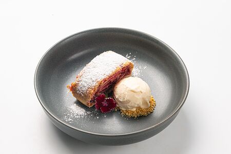 Штрудель с вишней