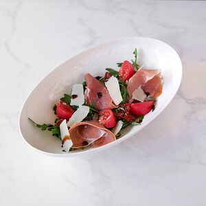 Салат с пармой и узбекскими томатами