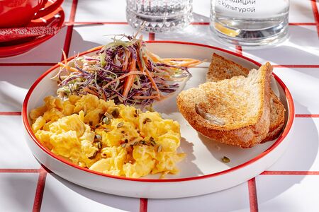 Омлет-скрембл с коул слоу