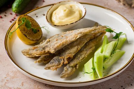 Корюшка, жаренная с соусом айоли