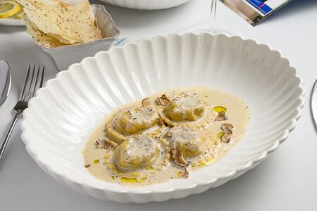 Равиоли с говяжьими щёчками в соусе качок э пепе