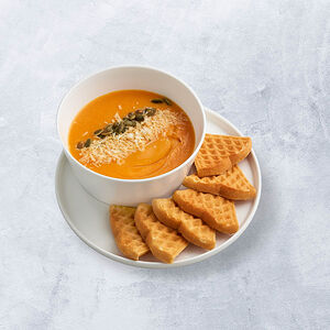 Тыквенный суп с пармезаном и вафлей