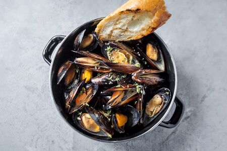 Мидии в соусе из белого вина