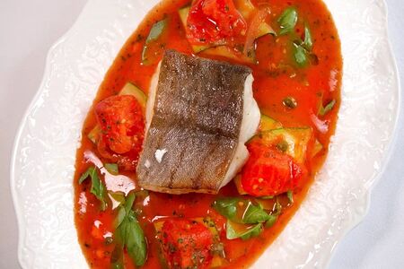 Черная треска с печеными помидорами